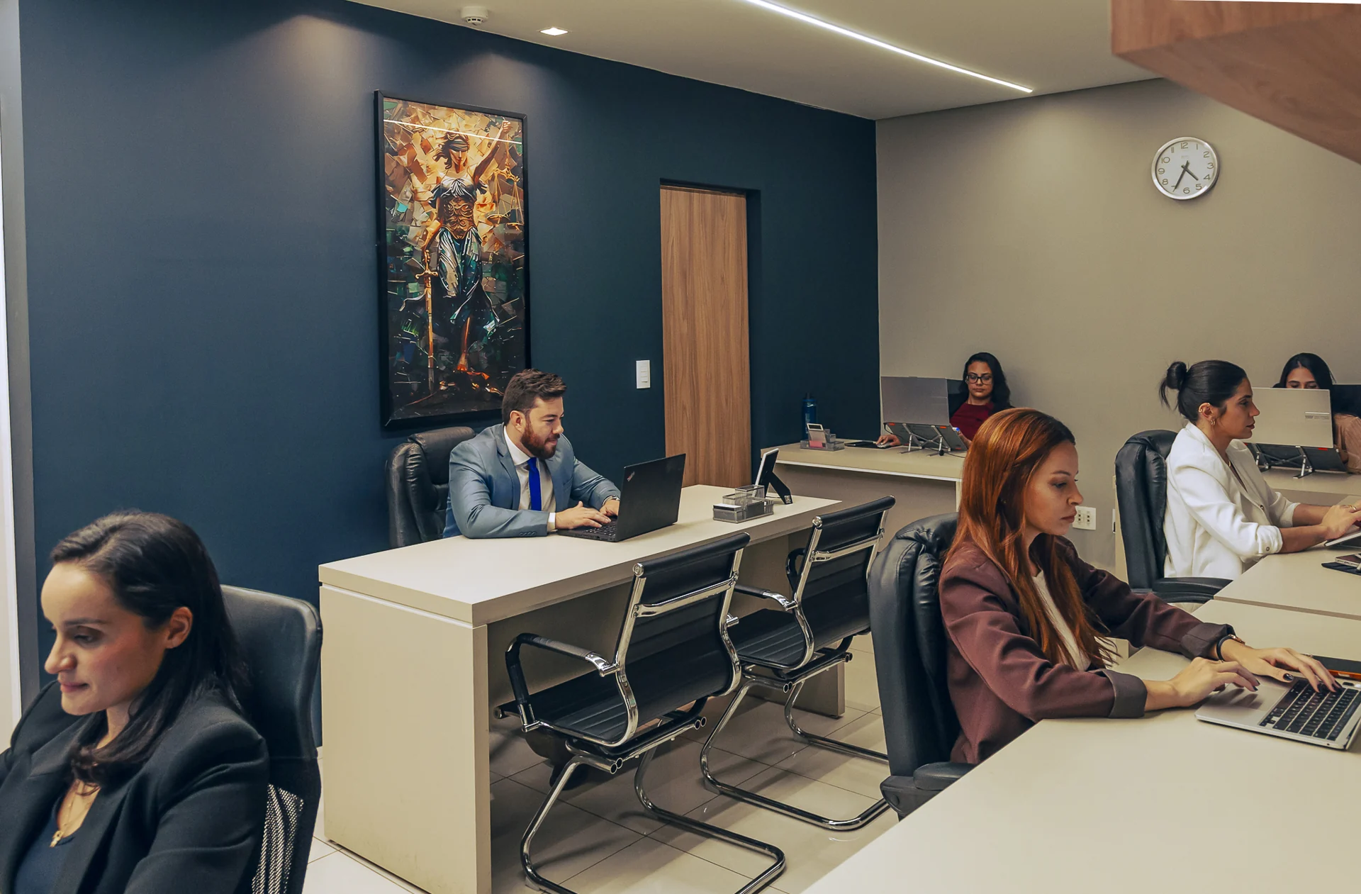 Equipe do escritório em atividade no ambiente de trabalho